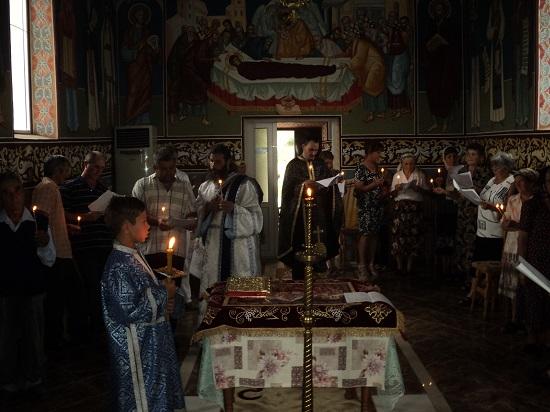 Pr. Paroh Istrate Constantin - Florin si Ierodiacon Spiridon la Prohodul Adormirii Maicii Domnului 